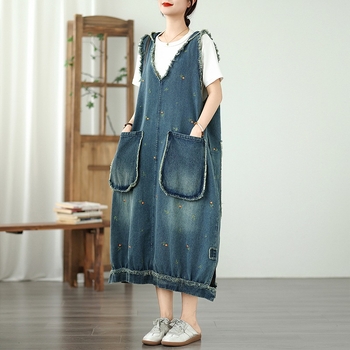 Valódi kép egy raktáron lévő hímzett, laza, nagy zsebes, stílusos, karcsúsító, hímzett, V-nyakú, kapucnis farmer mellényruháról