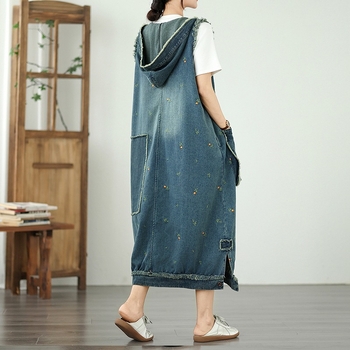 Valódi kép egy raktáron lévő hímzett, laza, nagy zsebes, stílusos, karcsúsító, hímzett, V-nyakú, kapucnis farmer mellényruháról