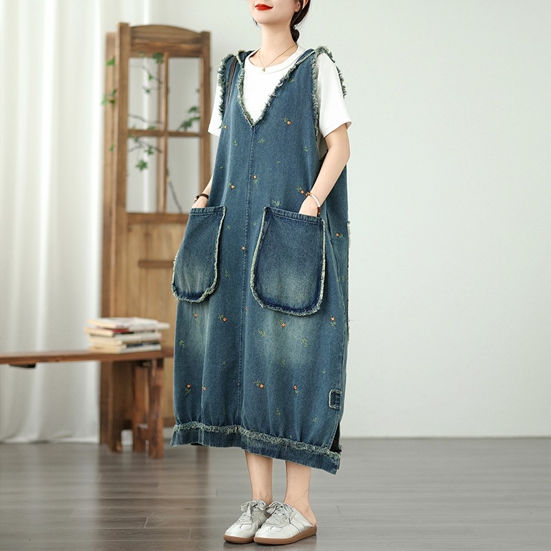 Valódi kép egy raktáron lévő hímzett, laza, nagy zsebes, stílusos, karcsúsító, hímzett, V-nyakú, kapucnis farmer mellényruháról