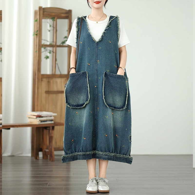 Valódi kép egy raktáron lévő hímzett, laza, nagy zsebes, stílusos, karcsúsító, hímzett, V-nyakú, kapucnis farmer mellényruháról