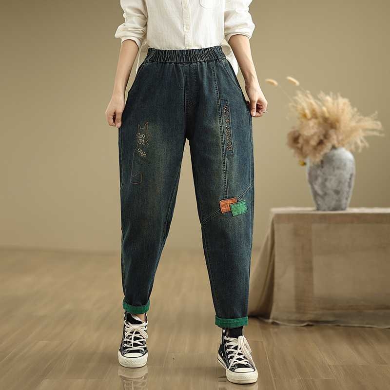 Īsts gatavu pavasara un rudens liela izmēra brīva ikdienas modes literārās un mākslinieciskās daudzpusīgās izšūtās harēma tēta džinsu kadrs