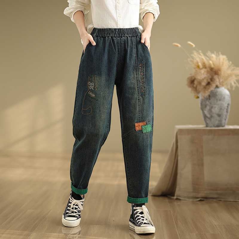 Īsts gatavu pavasara un rudens liela izmēra brīva ikdienas modes literārās un mākslinieciskās daudzpusīgās izšūtās harēma tēta džinsu kadrs