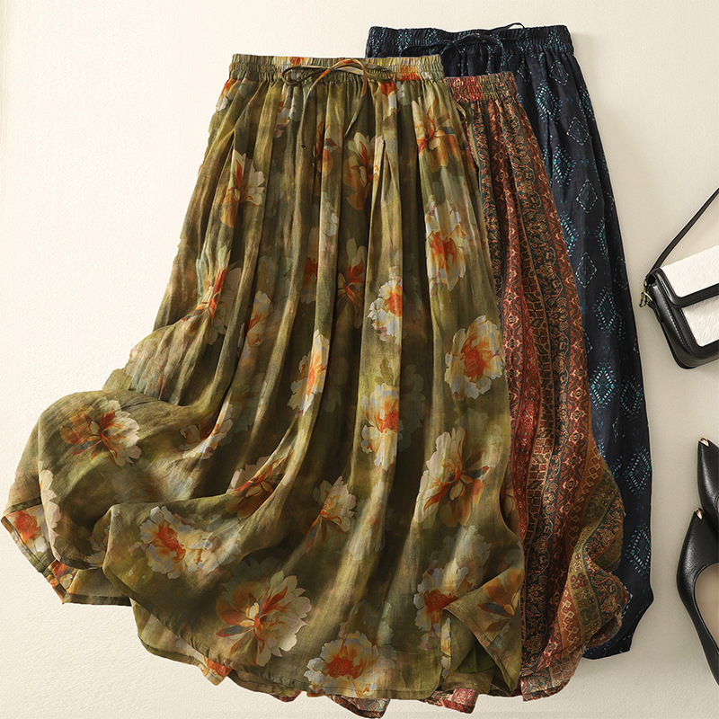 Valódi felvétel egy nyári új retró, lezser, sokoldalú, rami mintás, kétrétegű szoknyáról