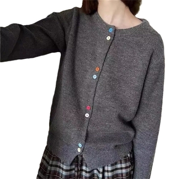 Színes, gombos kötött kardigán nőknek 2025 tavasz és ősz új, tiszta színű, laza, lusta stílusú, rövid pulóverkabát nőknek