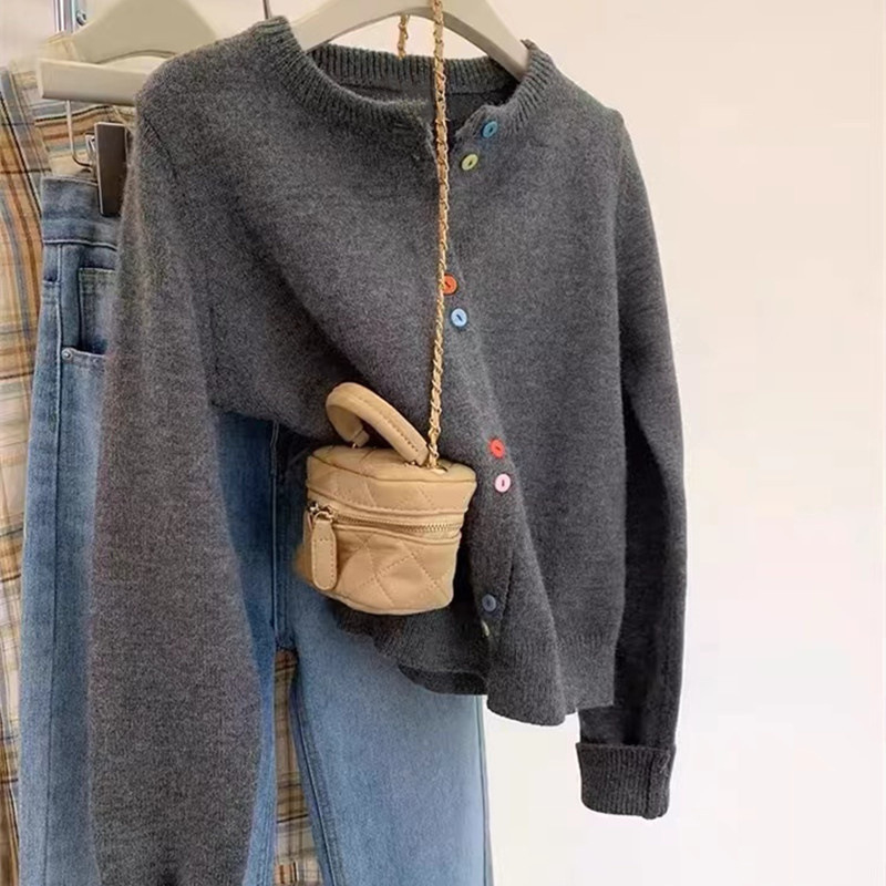 Színes, gombos kötött kardigán nőknek 2025 tavasz és ősz új, tiszta színű, laza, lusta stílusú, rövid pulóverkabát nőknek