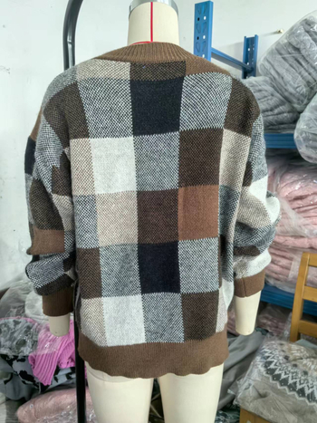 Amazon európai és amerikai új pulóver nőknek, akik forró eladású kerek nyakú kockás, laza divatos pulóvert szeretnének