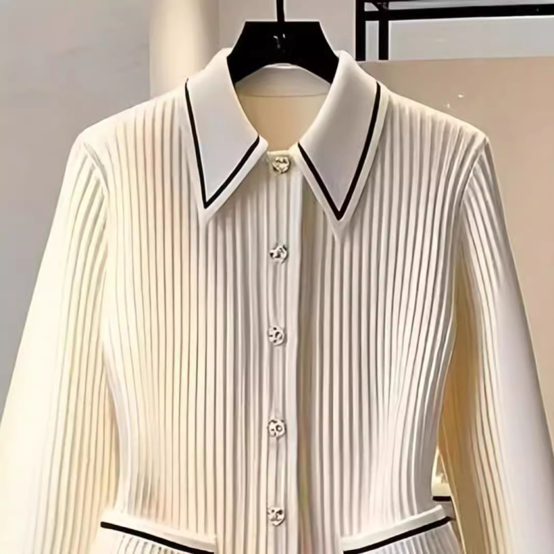 2024 kora őszi új, csúcskategóriás, egyedi, szuper jó megjelenésű fehér kötött kabát, temperamentumos, rövid, kis fazonú