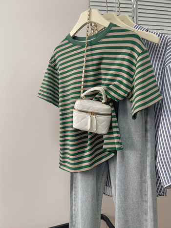 2024 Új Érkezés Alkalmi Minden Mérkőzés Karcsúsító Réspiaci Koreai Stílusú Csíkos Női Póló, Rövid Ujjú, Széles, Laza Vállú, Divatos