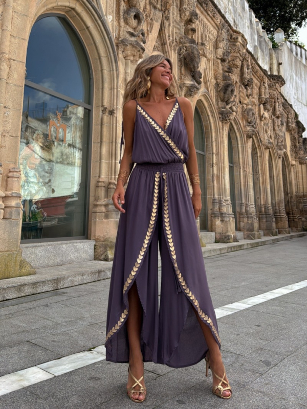 2025-ös európai és amerikai, határokon átnyúló, független internetes állomás hírességei, azonos stílusú, arany szalaggal szegélyezett, feszes derekú, V-nyakú, laza harisnyatartós nadrágok