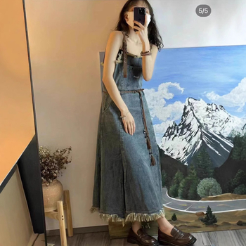 Amerikai retro farmerpántos ruha, női 2025-ös nyári dizájn, hasított, rozsdaszínű, bojtos, pántos, hosszú szoknya