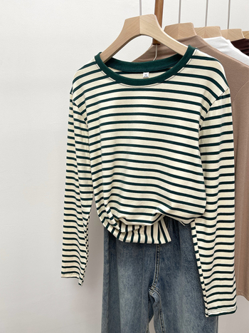 Tiszta pamut csíkos hongkongi stílusú vintage hosszú ujjú póló, sikkes tavaszi és őszi kontrasztos, bő, mindenhez illő sikkes, egyedi alaping