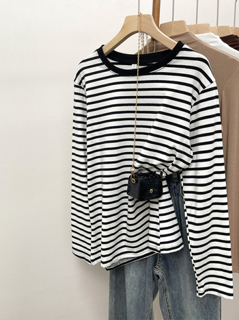 Tiszta pamut csíkos hongkongi stílusú vintage hosszú ujjú póló, sikkes tavaszi és őszi kontrasztos, bő, mindenhez illő sikkes, egyedi alaping