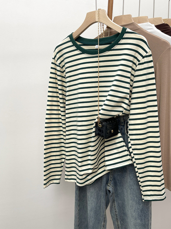 Tiszta pamut csíkos hongkongi stílusú vintage hosszú ujjú póló, sikkes tavaszi és őszi kontrasztos, bő, mindenhez illő sikkes, egyedi alaping