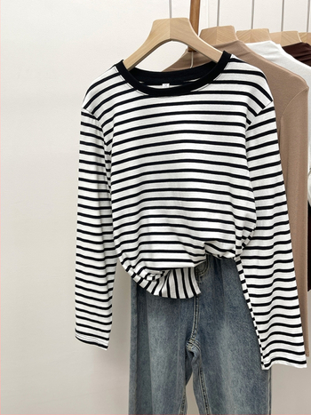 Tiszta pamut csíkos hongkongi stílusú vintage hosszú ujjú póló, sikkes tavaszi és őszi kontrasztos, bő, mindenhez illő sikkes, egyedi alaping