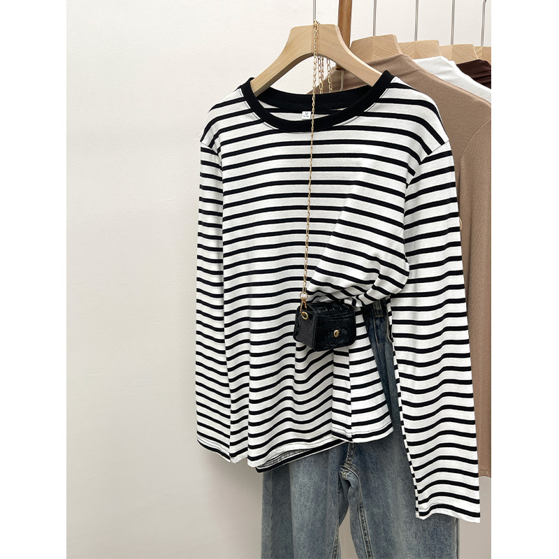 Tiszta pamut csíkos hongkongi stílusú vintage hosszú ujjú póló, sikkes tavaszi és őszi kontrasztos, bő, mindenhez illő sikkes, egyedi alaping