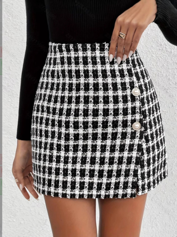 Divatos fekete-fehér kockás gyöngygombos miniszoknya, partikra és mindennapi viseletre is alkalmas, magas derekú és karcsúsított, tyúklábmintás