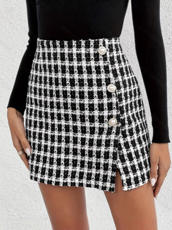 Μοντέρνα ασπρόμαυρη μίνι φούστα με καρό κουμπιά και πέρλες, κατάλληλη για πάρτι και καθημερινή χρήση, ψηλόμεση και στενή εφαρμογή με σχέδιο Houndstooth