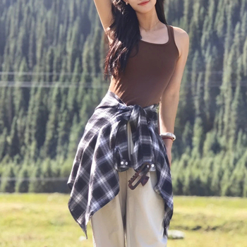 Az idei év népszerű alkotása: szegély: szabálytalan kockás szoknya, fingfüggöny, női fűzős szoknya, fiú ing
