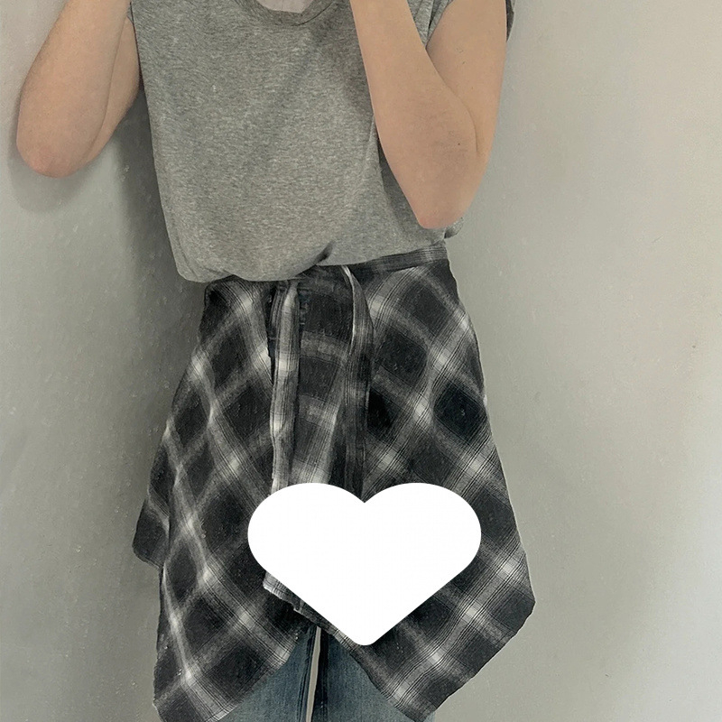 Az idei év népszerű alkotása: szegély: szabálytalan kockás szoknya, fingfüggöny, női fűzős szoknya, fiú ing