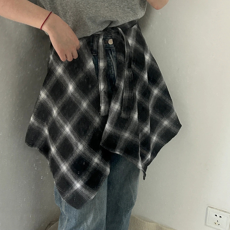 Az idei év népszerű alkotása: szegély: szabálytalan kockás szoknya, fingfüggöny, női fűzős szoknya, fiú ing