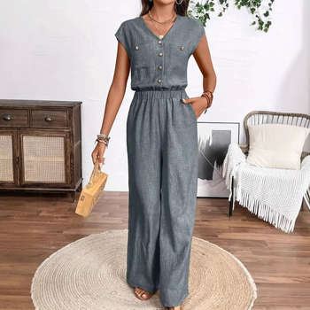 Játékos, korcsökkentő divatos női kosztüm ősszel és télen, kontrasztos zöld kockás mintás, harisnyatartós szoknya, pulóver, sál, lusta fazonú kétrészes szett