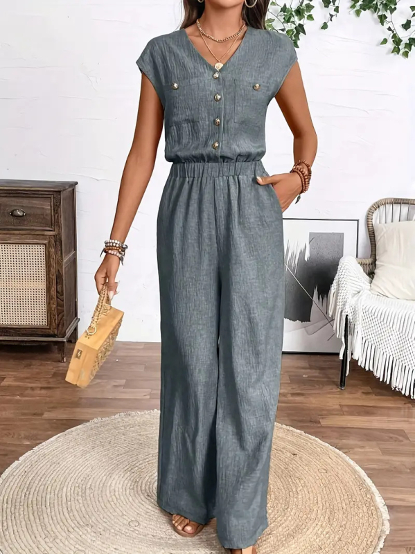 Játékos, korcsökkentő divatos női kosztüm ősszel és télen, kontrasztos zöld kockás mintás, harisnyatartós szoknya, pulóver, sál, lusta fazonú kétrészes szett