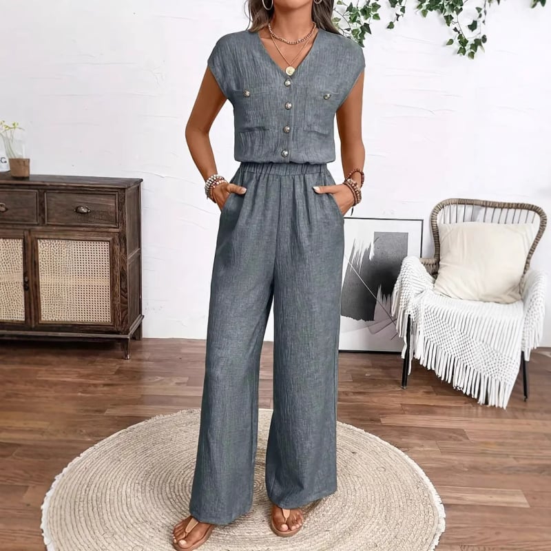 Játékos, korcsökkentő divatos női kosztüm ősszel és télen, kontrasztos zöld kockás mintás, harisnyatartós szoknya, pulóver, sál, lusta fazonú kétrészes szett