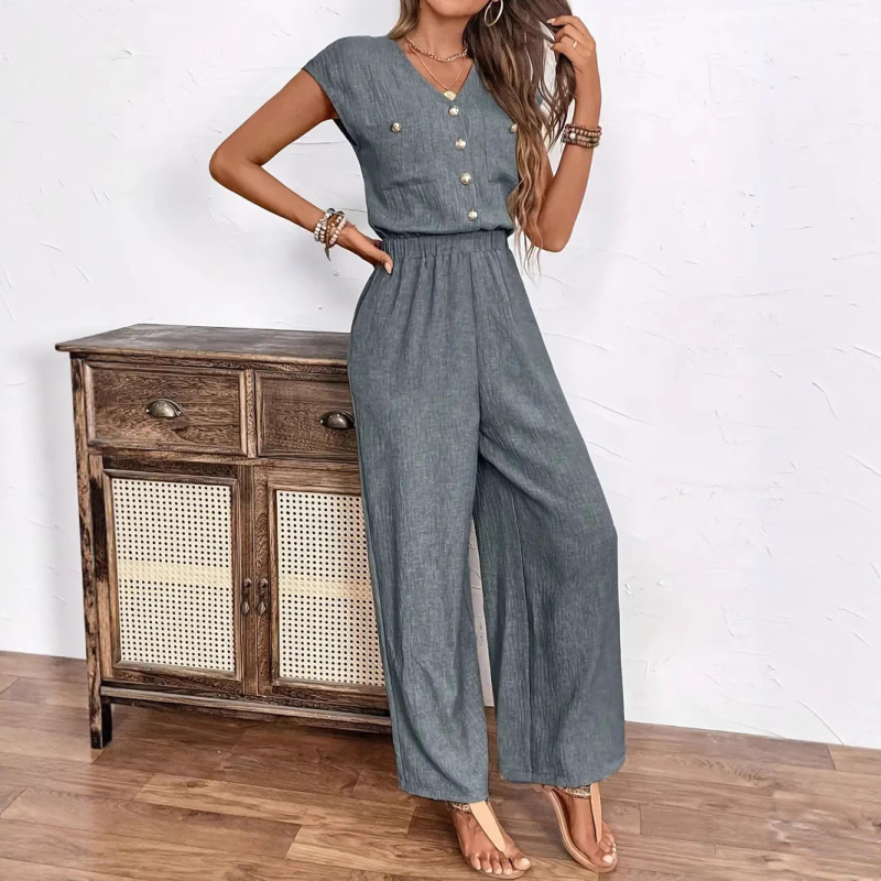 Játékos, korcsökkentő divatos női kosztüm ősszel és télen, kontrasztos zöld kockás mintás, harisnyatartós szoknya, pulóver, sál, lusta fazonú kétrészes szett