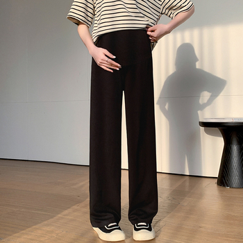 Tikra sandėlyje esančių tamprių, neblunkančių M-3XL nėščiosioms skirtų plačių kelnių nuotrauka. Vasarinės laisvos, laisvos, liekninančios kelnės su vertikaliomis juostelėmis viršutiniams drabužiams.