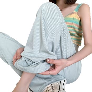 Tikra sandėlyje esančių tamprių, neblunkančių M-3XL nėščiosioms skirtų plačių kelnių nuotrauka. Vasarinės laisvos, laisvos, liekninančios kelnės su vertikaliomis juostelėmis viršutiniams drabužiams.