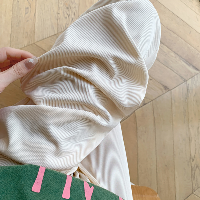 Tikra sandėlyje esančių tamprių, neblunkančių M-3XL nėščiosioms skirtų plačių kelnių nuotrauka. Vasarinės laisvos, laisvos, liekninančios kelnės su vertikaliomis juostelėmis viršutiniams drabužiams.