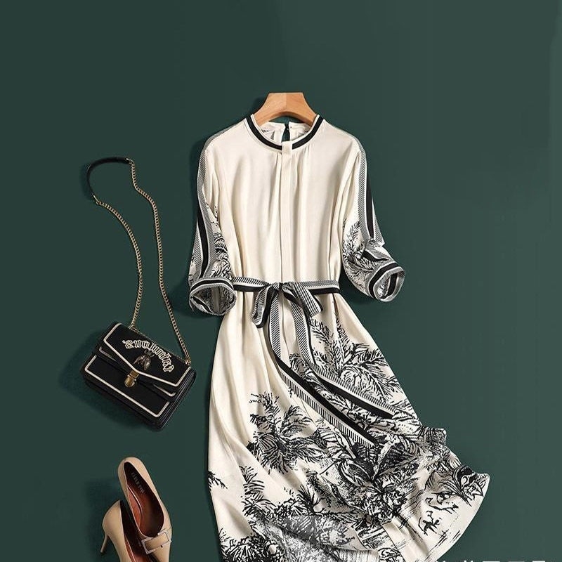 A Counter Shopping Mall visszavonja a vágási címkével ellátott női divatos elegáns selyemruhát, hosszú ruhát, 2024 nyara