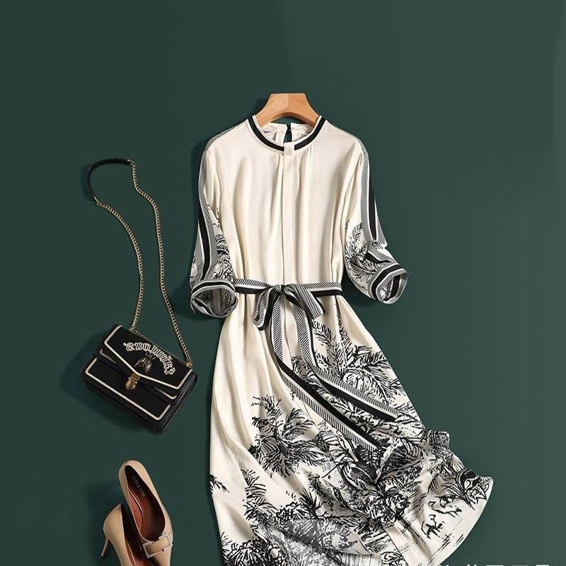 A Counter Shopping Mall visszavonja a vágási címkével ellátott női divatos elegáns selyemruhát, hosszú ruhát, 2024 nyara