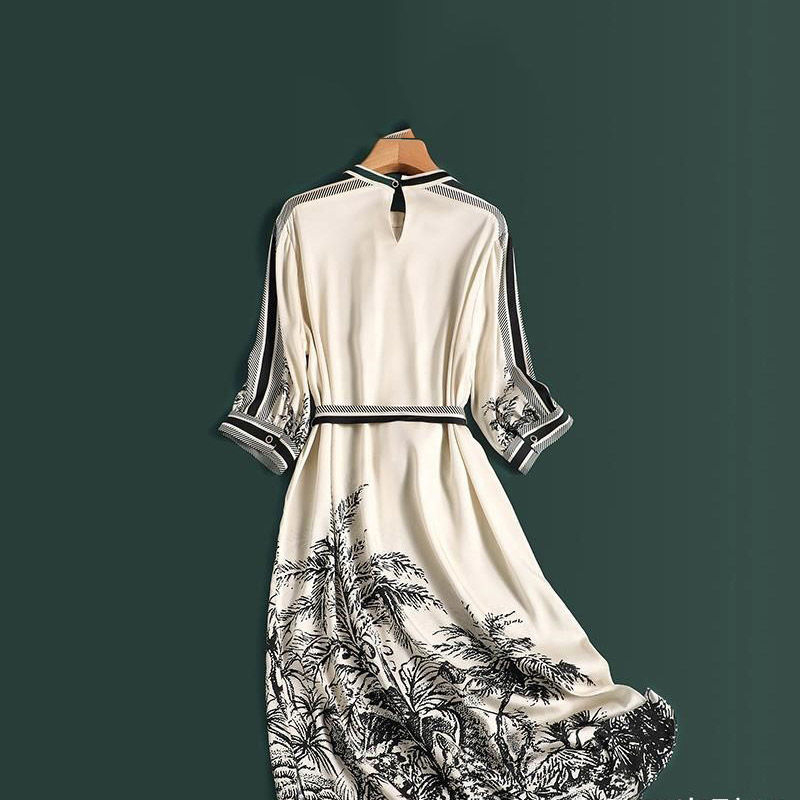 A Counter Shopping Mall visszavonja a vágási címkével ellátott női divatos elegáns selyemruhát, hosszú ruhát, 2024 nyara