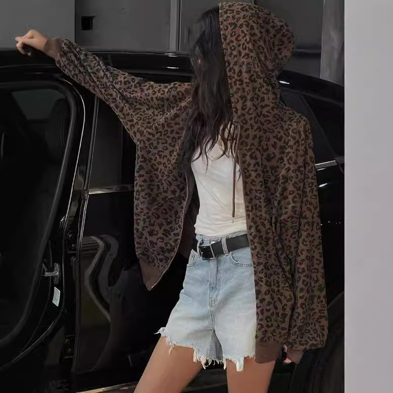 Határokon átnyúló Amazon európai és amerikai 2024 őszi új, szexi leopárdmintás, lógó cipzáras kapucnis pulóver