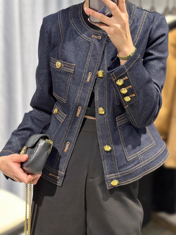 Τζιν παντελόνι σε κοντό χρώμα με βελονιά σε αντίθεση και μικρά, αρωματικά χρυσά κουμπιά, 2025, αρχές φθινοπώρου, νέο τζιν τοπ με αίσθηση υψηλής ποιότητας