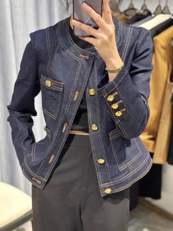 Τζιν παντελόνι σε κοντό χρώμα με βελονιά σε αντίθεση και μικρά, αρωματικά χρυσά κουμπιά, 2025, αρχές φθινοπώρου, νέο τζιν τοπ με αίσθηση υψηλής ποιότητας