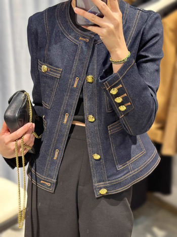 Τζιν παντελόνι σε κοντό χρώμα με βελονιά σε αντίθεση και μικρά, αρωματικά χρυσά κουμπιά, 2025, αρχές φθινοπώρου, νέο τζιν τοπ με αίσθηση υψηλής ποιότητας