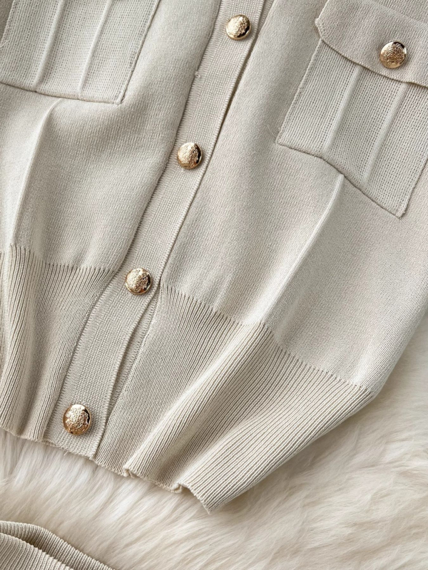 Határokon átnyúló divatos hétköznapi stílusú öltöny Női nyári egyszerű rövid ujjú kötött kardigán szoknya kétrészes szett 2025 nyárra