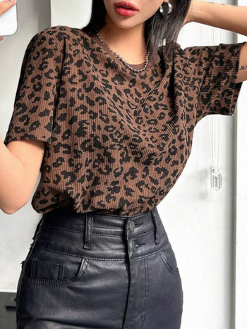 Határokon átnyúló népszerű európai és amerikai Amazon Independent Station 2025 dögös leopárdmintás rövid ujjú női póló nyári dizájnnal
