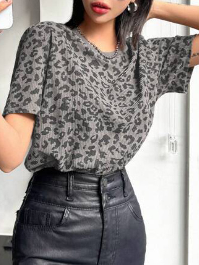 Határokon átnyúló népszerű európai és amerikai Amazon Independent Station 2025 dögös leopárdmintás rövid ujjú női póló nyári dizájnnal