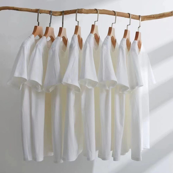 230 γρ. μπλουζάκι ανδρικό και γυναικείο από πενιέ βαμβάκι σε καθαρό χρώμα με στρογγυλή λαιμόκοψη, κόκκινο κινέζικο φαρδύ, βαρέως τύπου, κοντομάνικο διαφημιστικό πουκάμισο, κόκκινο κινητό πουκάμισο