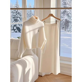 Egy kora téli viselet, luxus, gazdagnak érződő lány, kicsinek érződik, illatos stílusú fehér garbós pulóver, szoknya, kosztüm, női