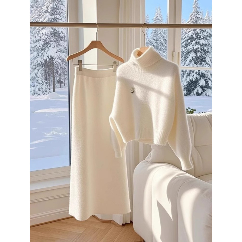 Egy kora téli viselet, luxus, gazdagnak érződő lány, kicsinek érződik, illatos stílusú fehér garbós pulóver, szoknya, kosztüm, női