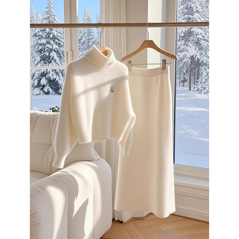 Egy kora téli viselet, luxus, gazdagnak érződő lány, kicsinek érződik, illatos stílusú fehér garbós pulóver, szoknya, kosztüm, női