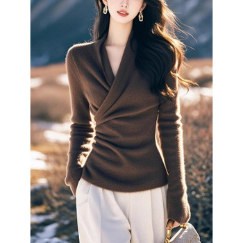 Francia elegáns és gyönyörű barna V-nyakú hosszú ujjú női pulóver őszi és téli egyedi, mindenhez illő, karcsúsított ing