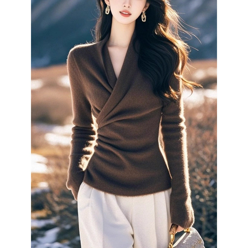 Francia elegáns és gyönyörű barna V-nyakú hosszú ujjú női pulóver őszi és téli egyedi, mindenhez illő, karcsúsított ing