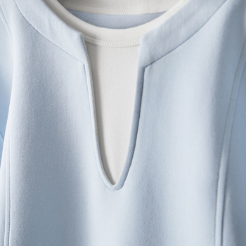 Dekonstruált, osztott és réteges dizájnú pulóver, kerek nyakú, kontrasztos színű pulóver