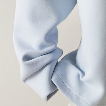 Dekonstruált, osztott és réteges dizájnú pulóver, kerek nyakú, kontrasztos színű pulóver