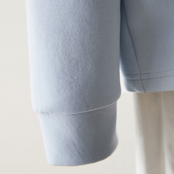 Dekonstruált, osztott és réteges dizájnú pulóver, kerek nyakú, kontrasztos színű pulóver